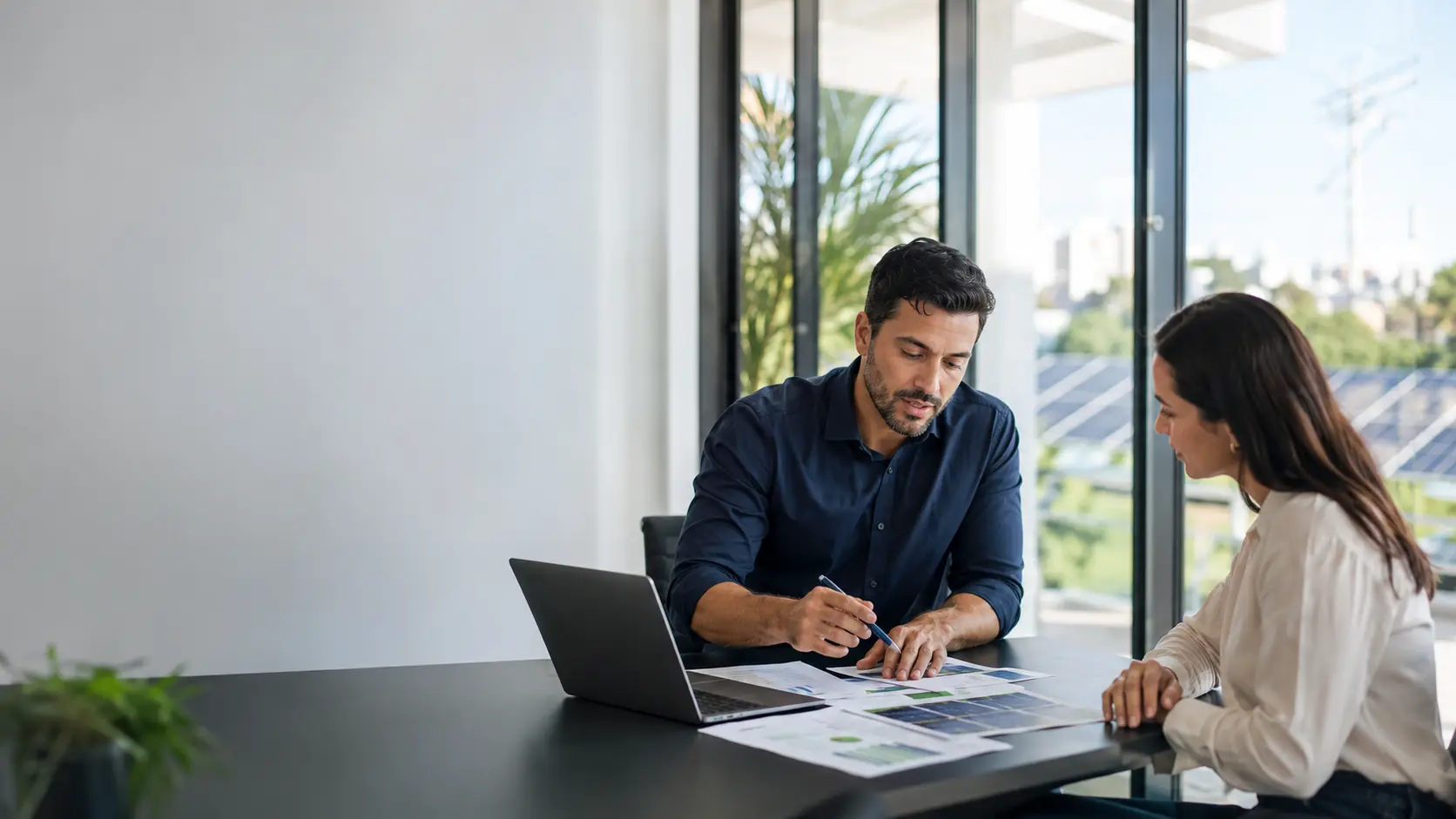Consultor analisando um projeto de energia solar com uma cliente em Cascavel